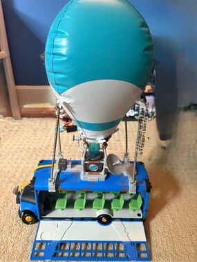 Fortnite Battle Bus